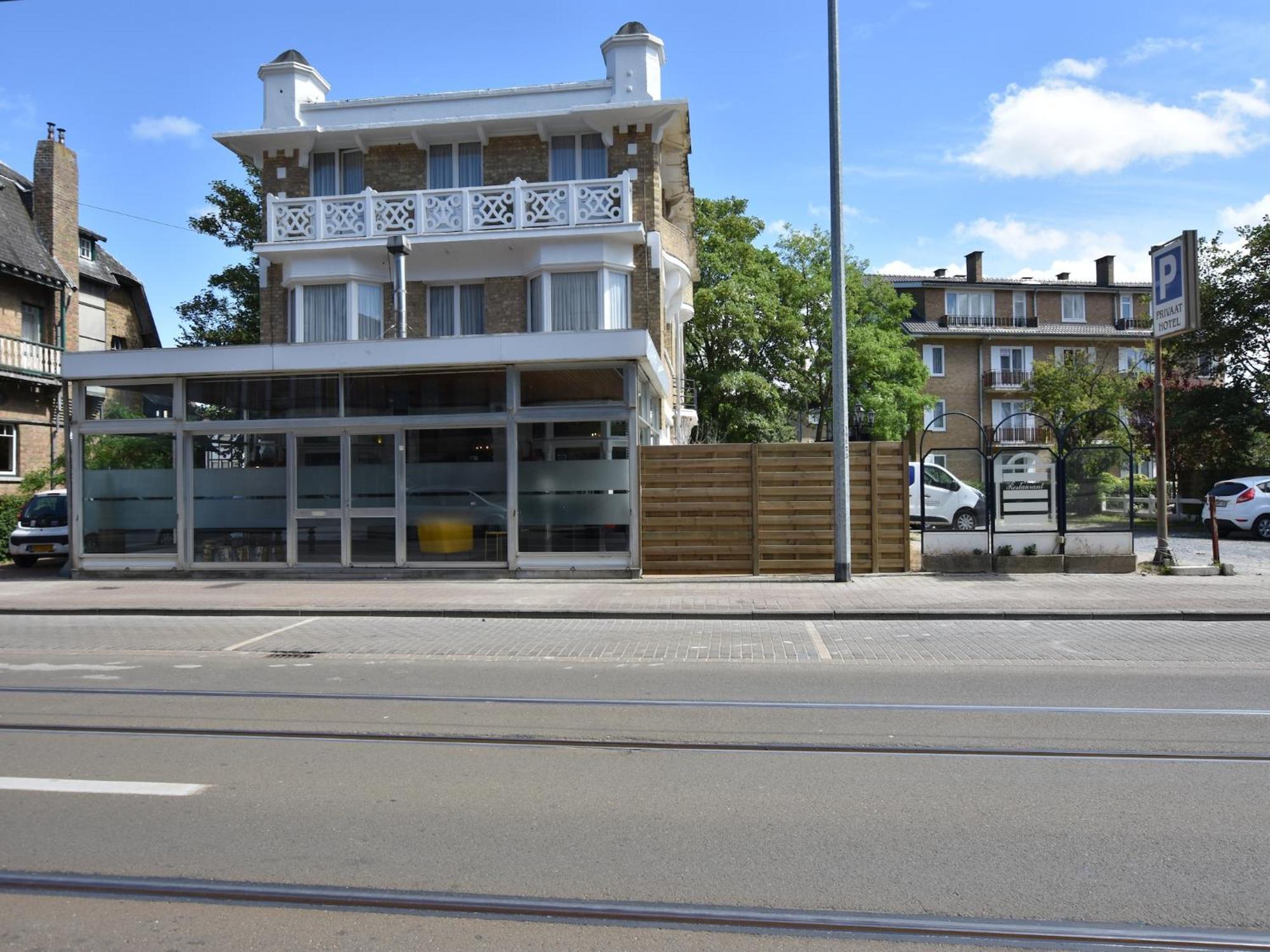 Former Hotel In The Centre And At 50 Metres From The Beach In Panne De Panne Exteriér fotografie